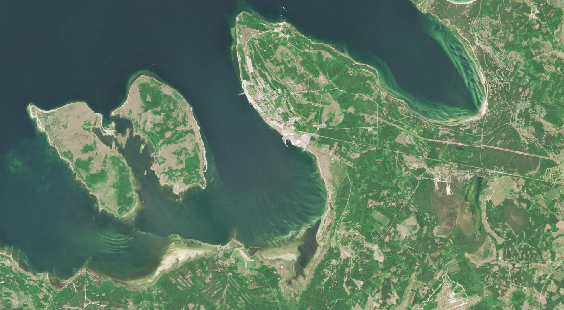 RGB värvides Sentinel-2 pilt, mis kujutab Pakri saari ja Paldiski poolsaart; lahel paistab vetikaõitseng.
