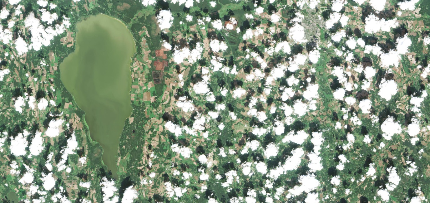 RGB toonides satelliidipilt, millel paistavad läbipaistmatud rünkpilve kobarad koos tumedate pilvevarjudega, vasakul pool on Võrtsjärv.