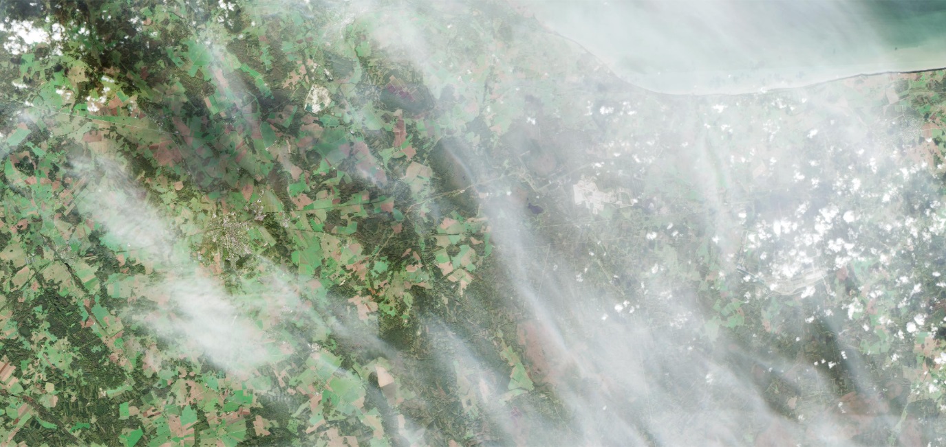 RGB toonides satelliidipilt, millel paistavad poolläbipaistvad pilved ja vine, keskmes pilvevarjuga ala ning siin-seal esineb ka väiksemaid rünkpilvede kogumikke.
